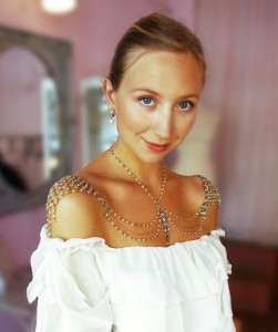 PEARL FASHION: Efrat Davidsohn creates shoulder necklaces for wedding fabulousness!